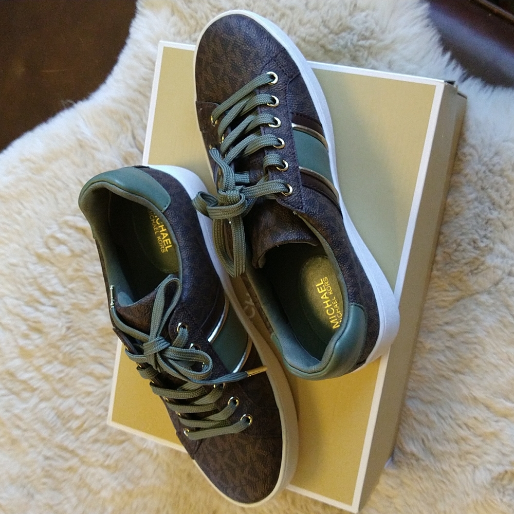 Euc Michael Michael kors platform tennis shoe.